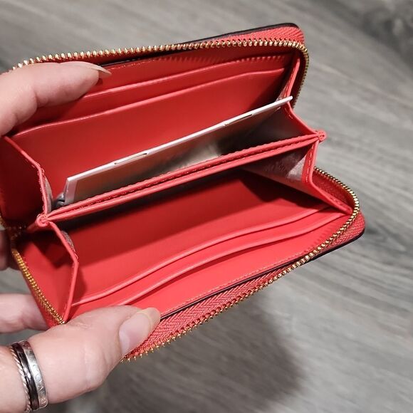 NWT Michael Kors Quilted Jet Set Coral & White Mini Zip Around Wallet - Picture 3 of 4